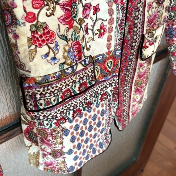 SFIZIO Printed Velvet Blazer
$548 original retail size says 2 but fits up to 6 - Picture 9 of 16